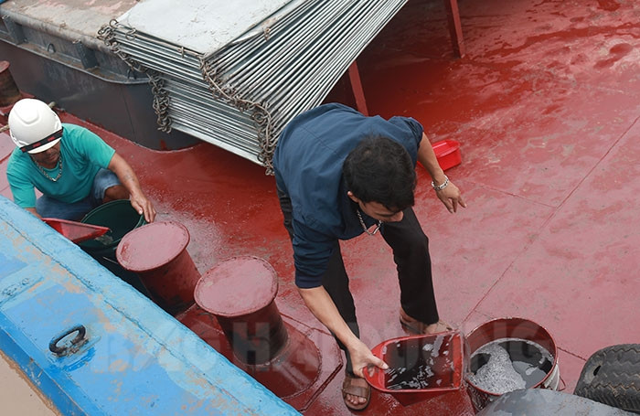 Toàn bộ số dầu tràn trên sông Kinh Thầy đã được ngăn chặn